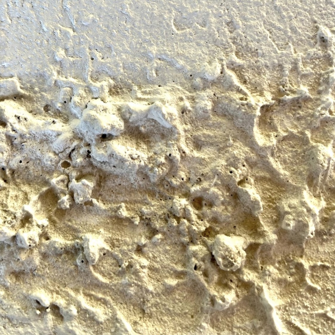 Detalle de relieve con arena de cuarzo