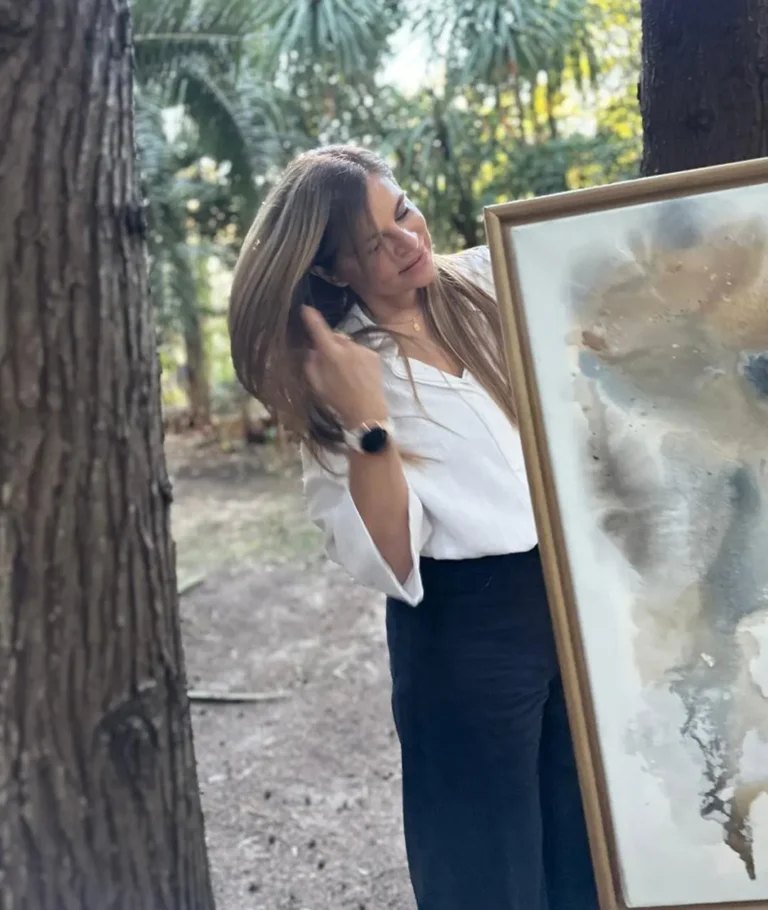 Marcela Batistic junto a una de sus obras