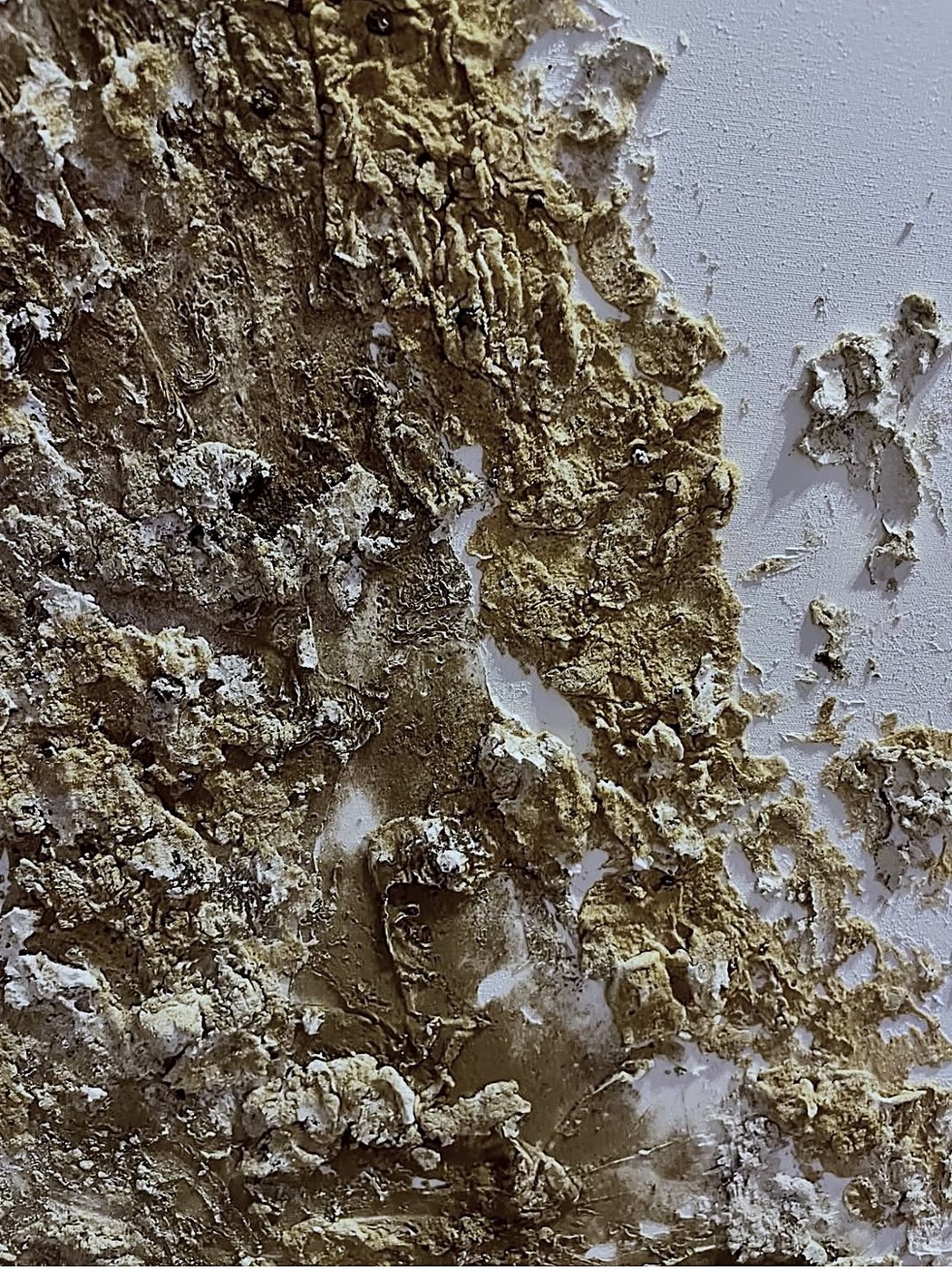 Detalle de relieve dorado hecho a mano